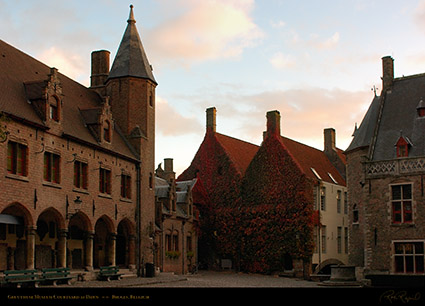 Gruuthuse_Museum_Courtyard_at_Dawn_2722