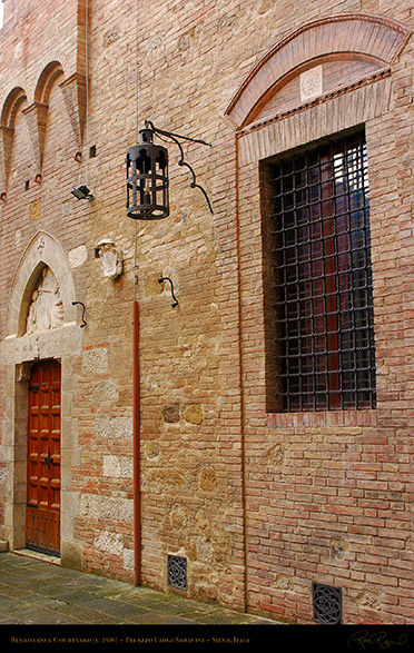 Palazzo_Chigi-Saracini_Courtyard_6090